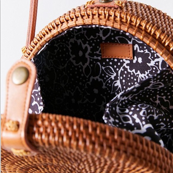 Circle Straw Crossbody - Picture 2 of 6